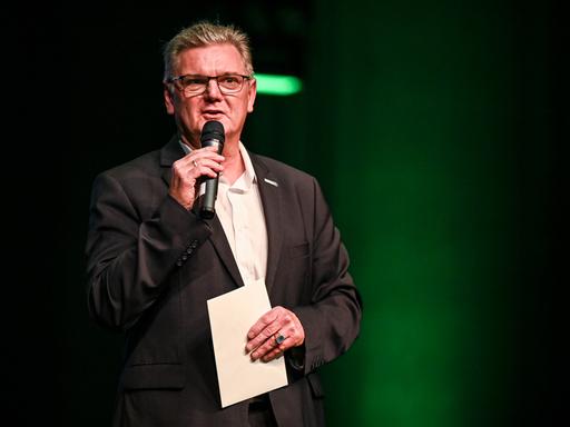 Stefan Klett, Präsident des Landessportbundes NRW, spricht bei der Sportschau des Stadtsportbundes im Theater am Marientor, am Freitag den 04. November 2023 in Duisburg. 