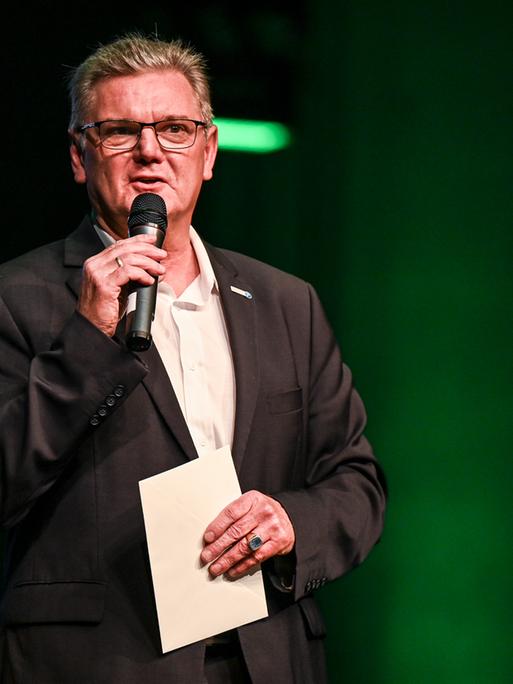 Stefan Klett, Präsident des Landessportbundes NRW, spricht bei der Sportschau des Stadtsportbundes im Theater am Marientor, am Freitag den 04. November 2023 in Duisburg. 