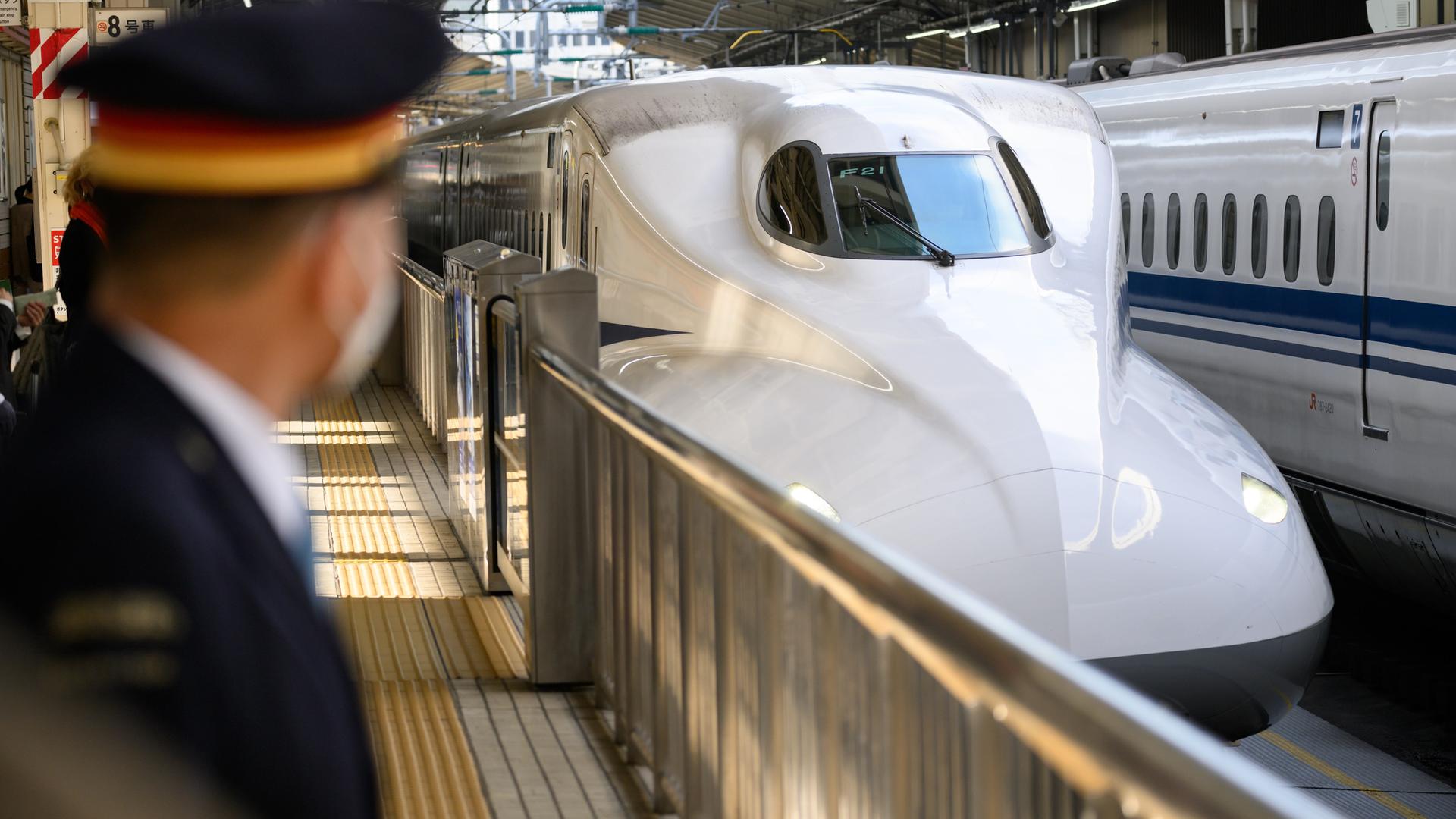 Der Shinkansen-Schnellzug (Nozomi 297), mit dem Bundespräsident Steinmeier und seine Frau nach Kyoto weiterreisen, fährt in den Bahnhof Tokio ein. Bundespräsident Steinmeier und seine Frau sind zu einer fünftägigen Reise in Ostasien und besuchen Japan und Südkorea.