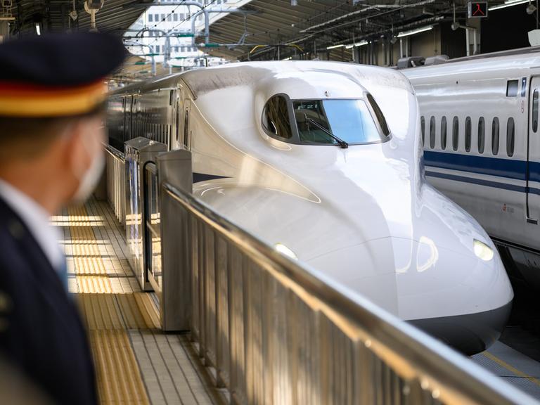 Der Shinkansen-Schnellzug (Nozomi 297), mit dem Bundespräsident Steinmeier und seine Frau nach Kyoto weiterreisen, fährt in den Bahnhof Tokio ein. Bundespräsident Steinmeier und seine Frau sind zu einer fünftägigen Reise in Ostasien und besuchen Japan und Südkorea.