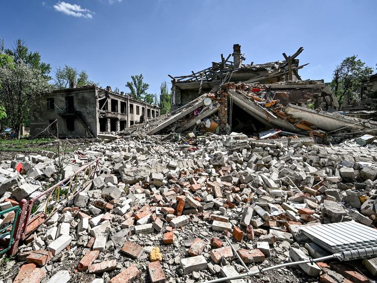 Ein Blick auf die Zerstörungen in der Front-Stadt Awdijiwka in der Region Donetzk