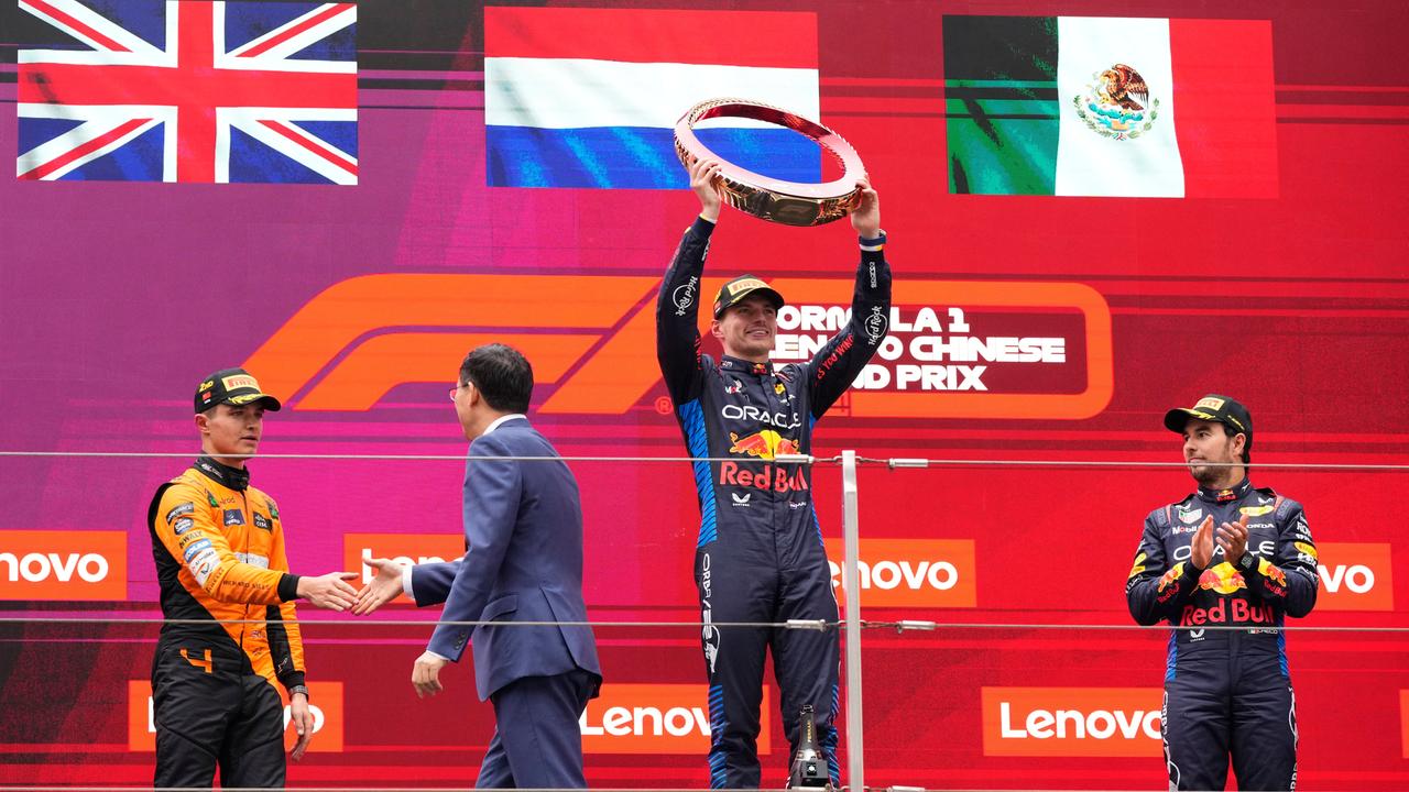 Max Verstappen (M) aus den Niederlanden feiert auf dem Podium mit dem zweitplatzierten McLaren-Piloten Lando Norris (l) aus Großbritannien, und dem drittplatzierten Red-Bull-Piloten Sergio Perez aus Mexiko.
