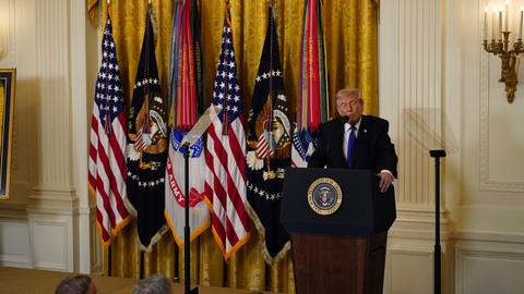 US-Präsident Trump hält eine Rede im Weißen Haus. 