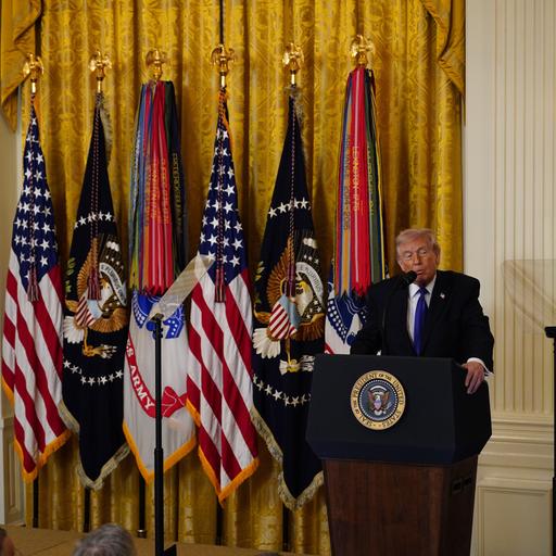 US-Präsident Trump hält eine Rede im Weißen Haus. 