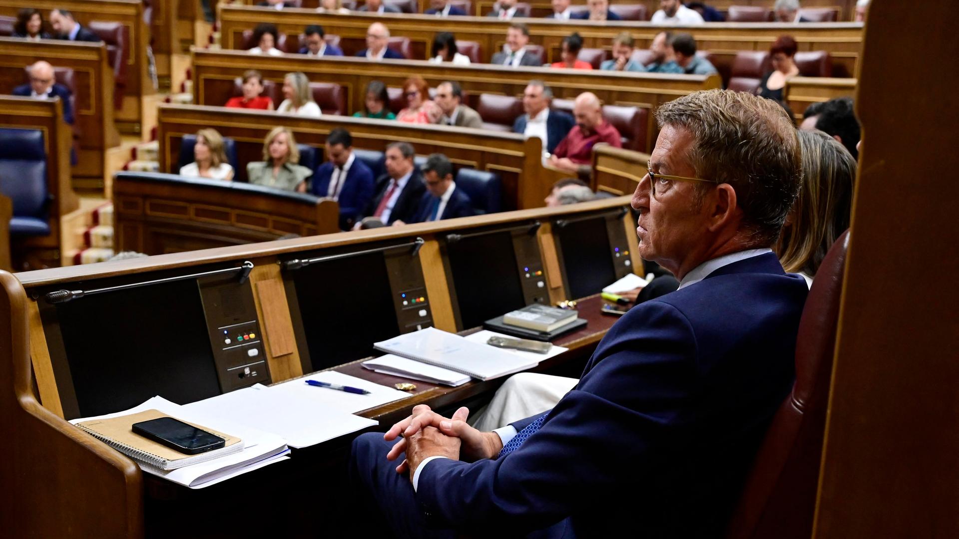 Der konservative spanische Politiker Alberto Núñez Feijóo sitzt bei der konstituierenden Sitzung im Parlament in Madrid.