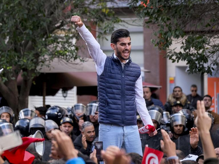 Demonstration gegen Präsident Kais Saied in Tunis, Tunesien, am 14. Januar 2023. Tunis steht unter Hochspannung, mehrere Aufrufe zur Demonstration gegen den Staatsstreich von Präsident Kais Saied vom 25. Juli 2021, an diesem Jahrestag der tunesischen Revolution und dem Abgang von Ben Ali im Jahr 2011.