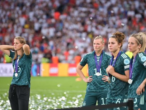 London: Klara Bühl, Alexandra Popp, Lena Sophie Oberdorf und Kathrin Hendrich stehen nach dem verlorenen Endspiel gegen England enttäuscht zusammen.