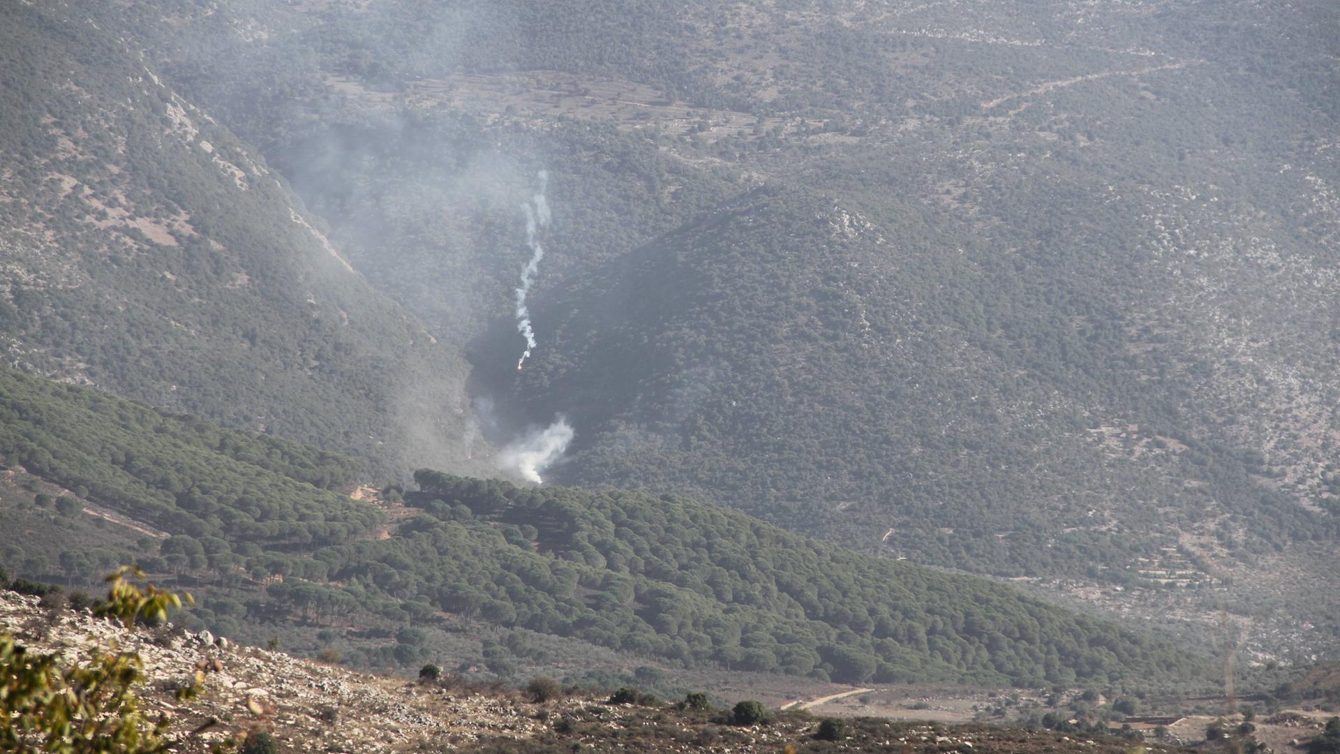 Im hügeligen Grenzgebiet zwischen Israel und Libanon steigt Rauch nach einem Luftangriff auf.