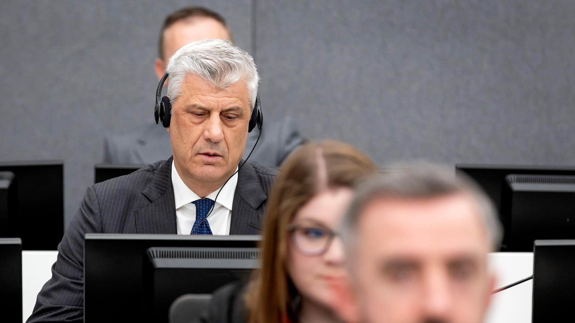 Hashim Thaci (l), ehemaliger Präsident des Kosovo, verteidigt sich vor dem Kosovo-Tribunal. Hashim Thaci (l), ehemaliger Präsident des Kosovo, verteidigt sich vor dem Kosovo-Tribunal.
