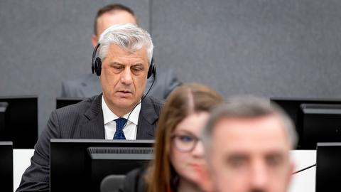 Hashim Thaci (l), ehemaliger Präsident des Kosovo, verteidigt sich vor dem Kosovo-Tribunal.