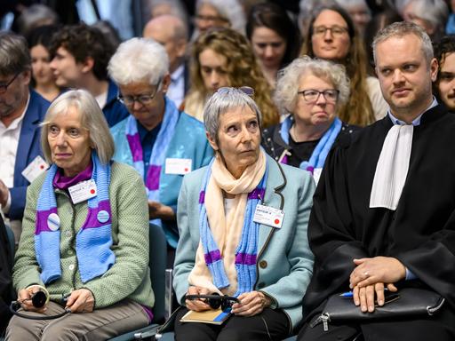 Rosmarie Wydler-Waelti, Co-Präsidentin der Klimaschützerinnen und Anne Mahrer, Co-Präsidentin der Klimaschützerinnen und das Team der Anwälte, darunter Raphael Mahaim, erwarten die Präsidentin des Gerichtshofs Siofra O'Leary, bei der Veröffentlichung der Entscheidung der Großen Kammer des Europäischen Gerichtshofs für Menschenrechte, 9. April 2024.