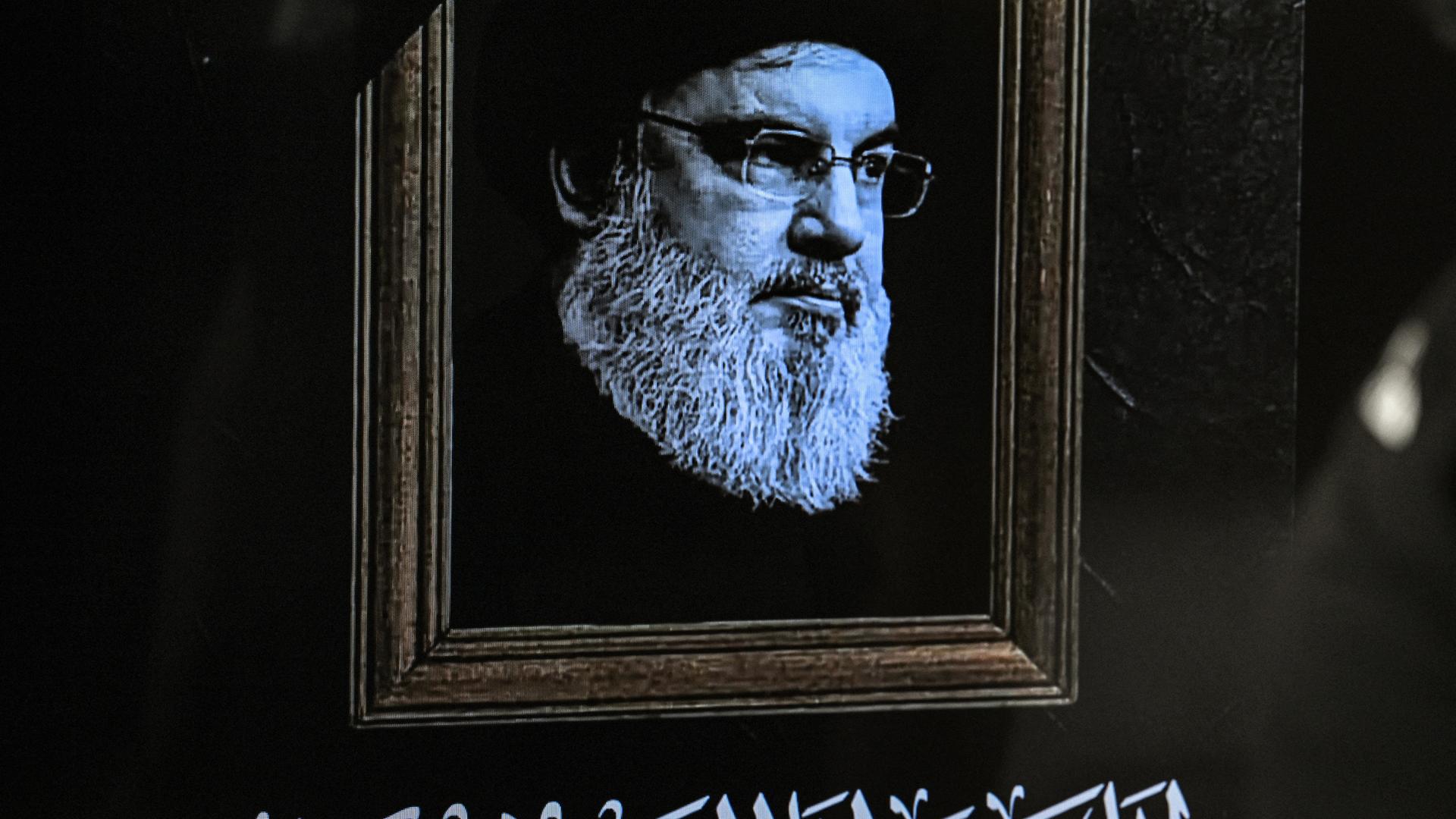 Ein gerahmtes Porträt von Hisbollah-Chef Hassan Nasrallah auf einem Fernsehbildschirm in Beirut