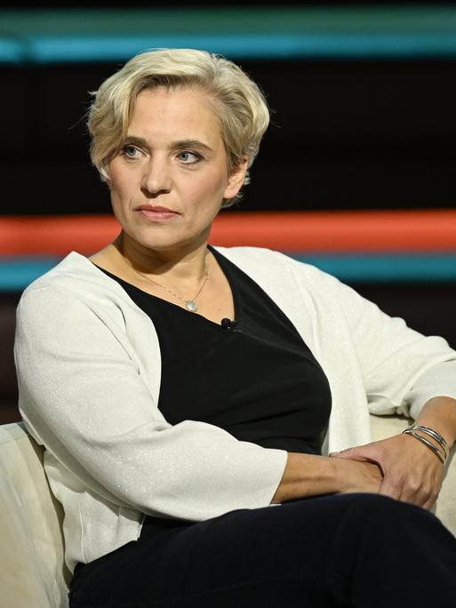 Die Politologin Bente Scheller sitzt während der ZDF-Talkshow "Markus Lanz" in einem Sessel.
