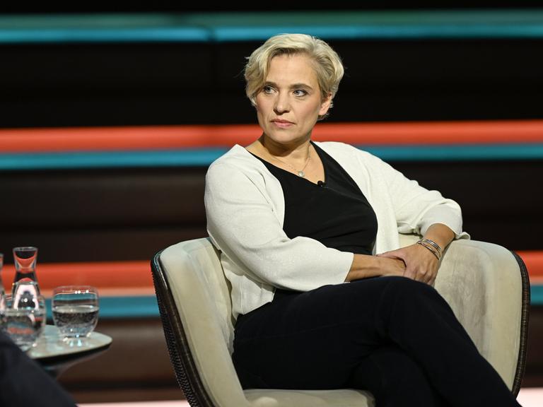 Die Politologin Bente Scheller sitzt während der ZDF-Talkshow "Markus Lanz" in einem Sessel.