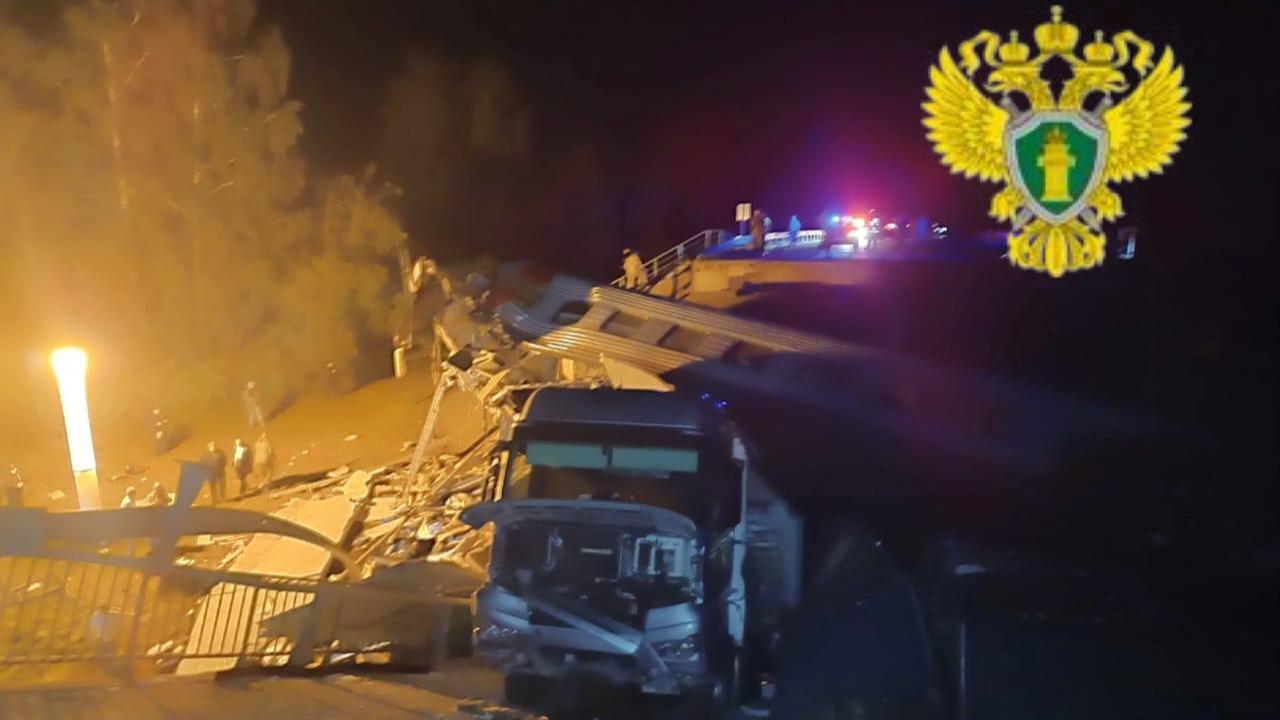 Die Luftaufnahme zeigt Rettungskräfte, die ander Unfallstelle. Zu sehen sind Trümmer und Rauch. Die Luftaufnahme zeigt Rettungskräfte, die ander Unfallstelle. Zu sehen sind Trümmer und Rauch.