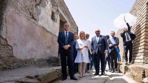 Italiens Ministerpräsidentin Giorgia Meloni (li) und Kulturminister Gennaro Sangiuliano (re.) in Pompeji.