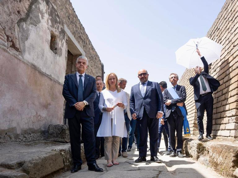 Italiens Ministerpräsidentin Giorgia Meloni (li) und Kulturminister Gennaro Sangiuliano (re.) in Pompeji.