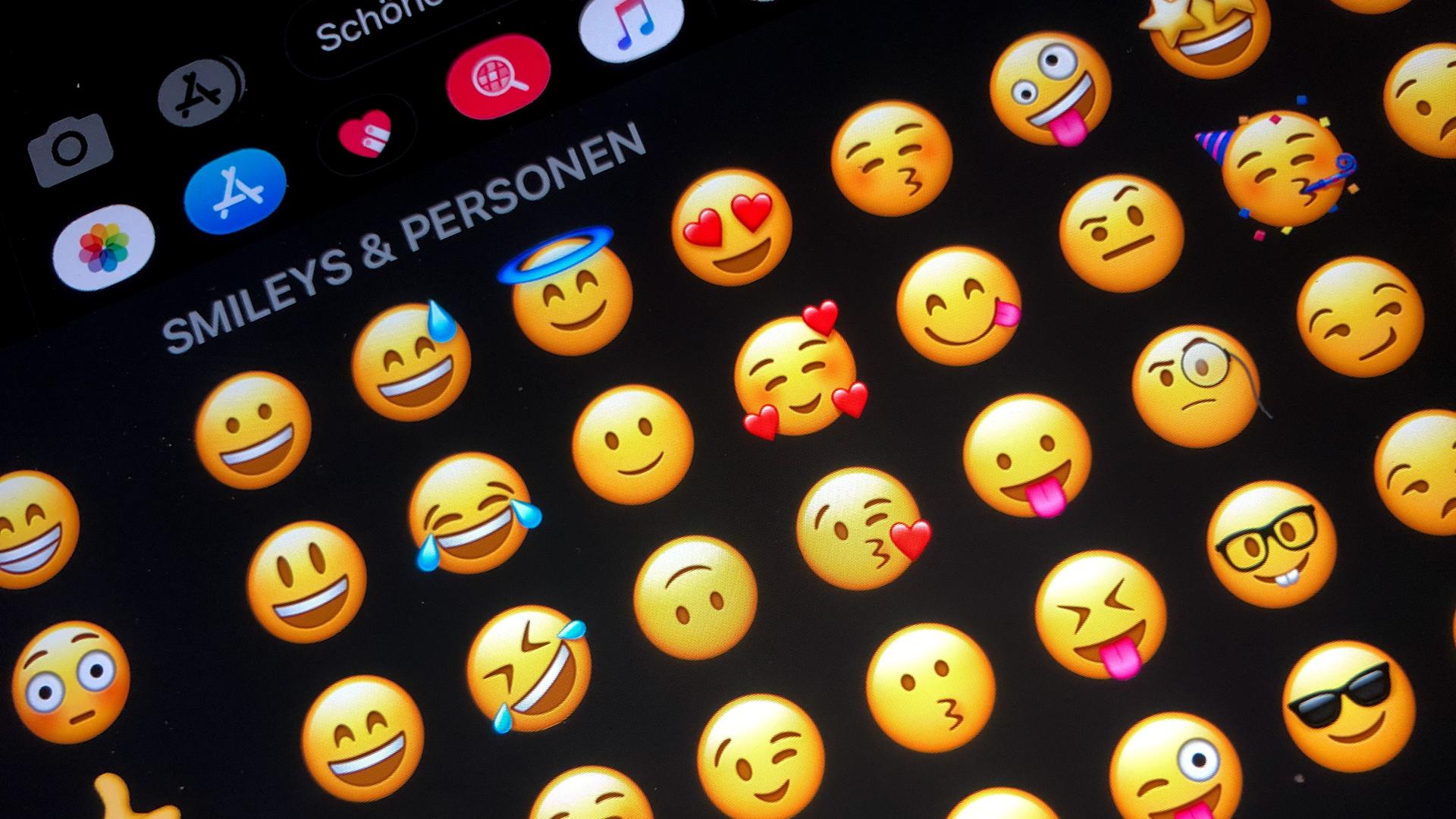 Verschiedene Emojis sind auf einem Tablet zu sehen.