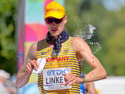 Christopher Linke beim Wettkampf über 20 Kilometer Gehen der Leichtathletik-WM in Eugene/USA. Der Geher bespritzt sich mit Wasser. 