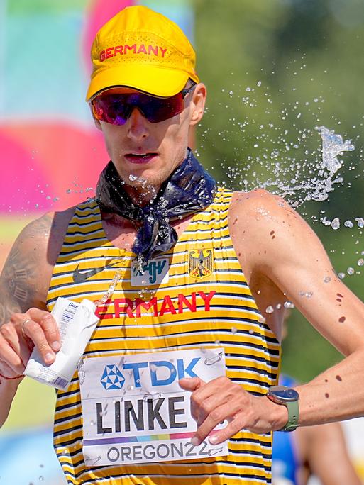 Christopher Linke beim Wettkampf über 20 Kilometer Gehen der Leichtathletik-WM in Eugene/USA. Der Geher bespritzt sich mit Wasser. 