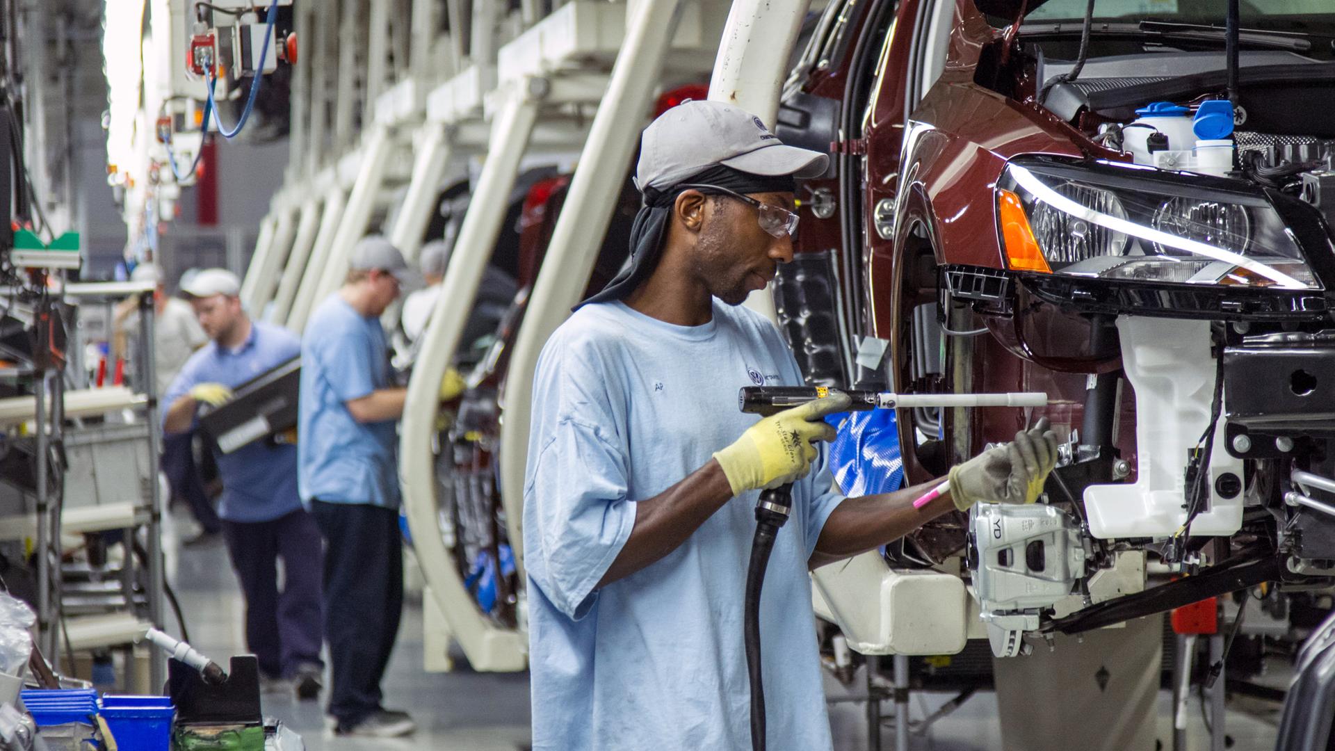 Ein Mitarbeiter von Volkswagen in Chattanooga arbeitet an der Fertigstellung eines Passats.