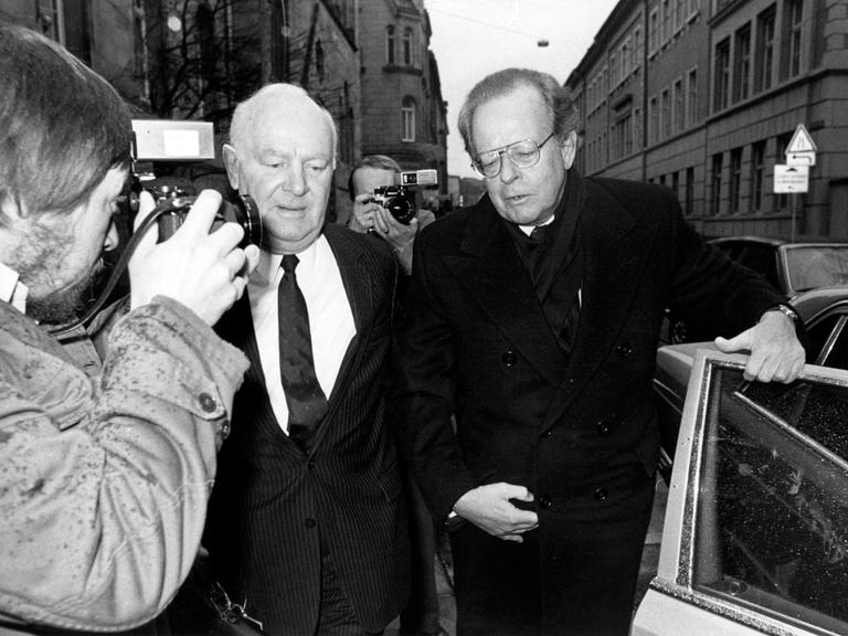 Am 06.03.1986 wird der frühere Konzernchef Friedrich Karl Flick am Bonner Landgericht in der Parteispenden-Affäre als Zeuge vernommen. Er steigt aus einem Auto aus. Ein Fotograf macht Fotos von ihm (Archivfoto) Am 06.03.1986 wird der frühere Konzernchef Friedrich Karl Flick am Bonner Landgericht in der Parteispenden-Affäre als Zeuge vernommen. Er steigt aus einem Auto aus. Ein Fotograf macht Fotos von ihm (Archivfoto)