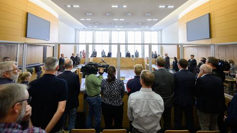 Die Prozessbeteiligten - bis auf die vier Angeklagten - stehen im Gerichtssaal im Landgericht Braunschweig. 