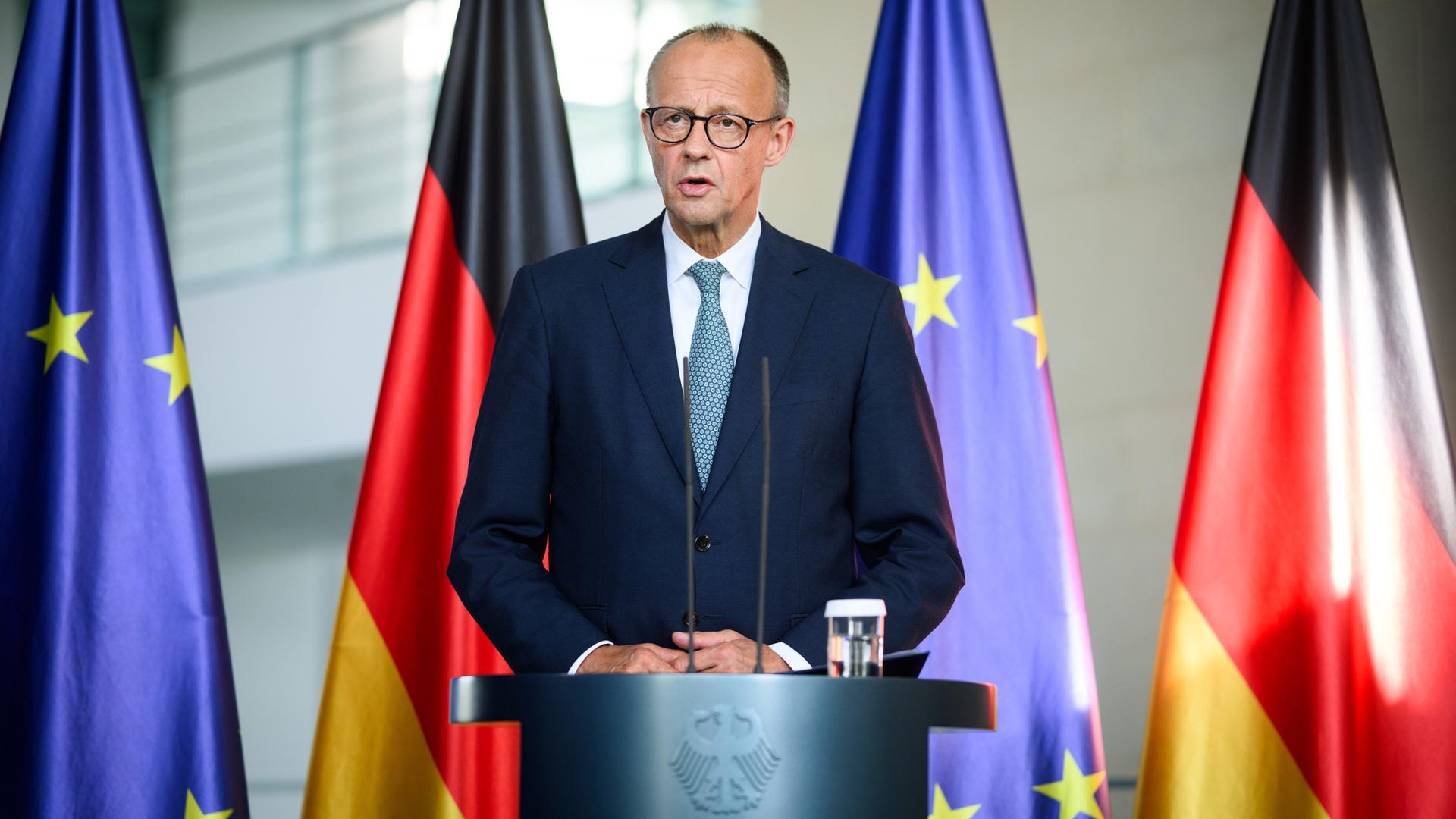 Bundeskanzler Friedrich Merz (CDU) äußert sich bei einer Pressekonferenz nach der Sitzung des Sicherheitskabinetts zu den Konflikten im Nahen Osten im Bundeskanzleramt. Bundeskanzler Friedrich Merz (CDU) äußert sich bei einer Pressekonferenz nach der Sitzung des Sicherheitskabinetts zu den Konflikten im Nahen Osten im Bundeskanzleramt.