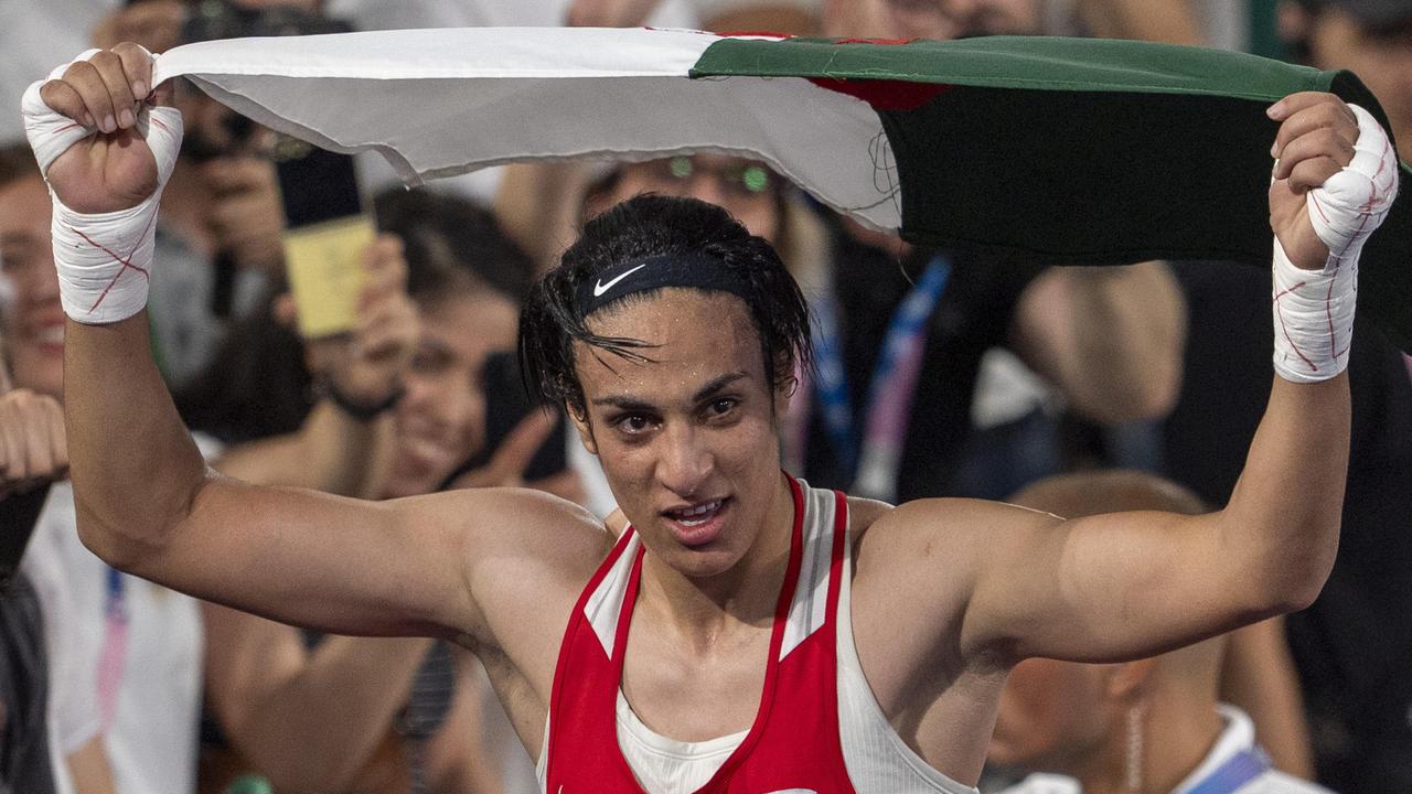 Die algerische Boxerin Imane Khelif feiert mit der Flagge ihres Heimatlands den Gewinn der Goldmedaille im Boxen. 