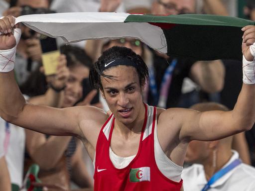 Die algerische Boxerin Imane Khelif feiert mit der Flagge ihres Heimatlands den Gewinn der Goldmedaille im Boxen. 