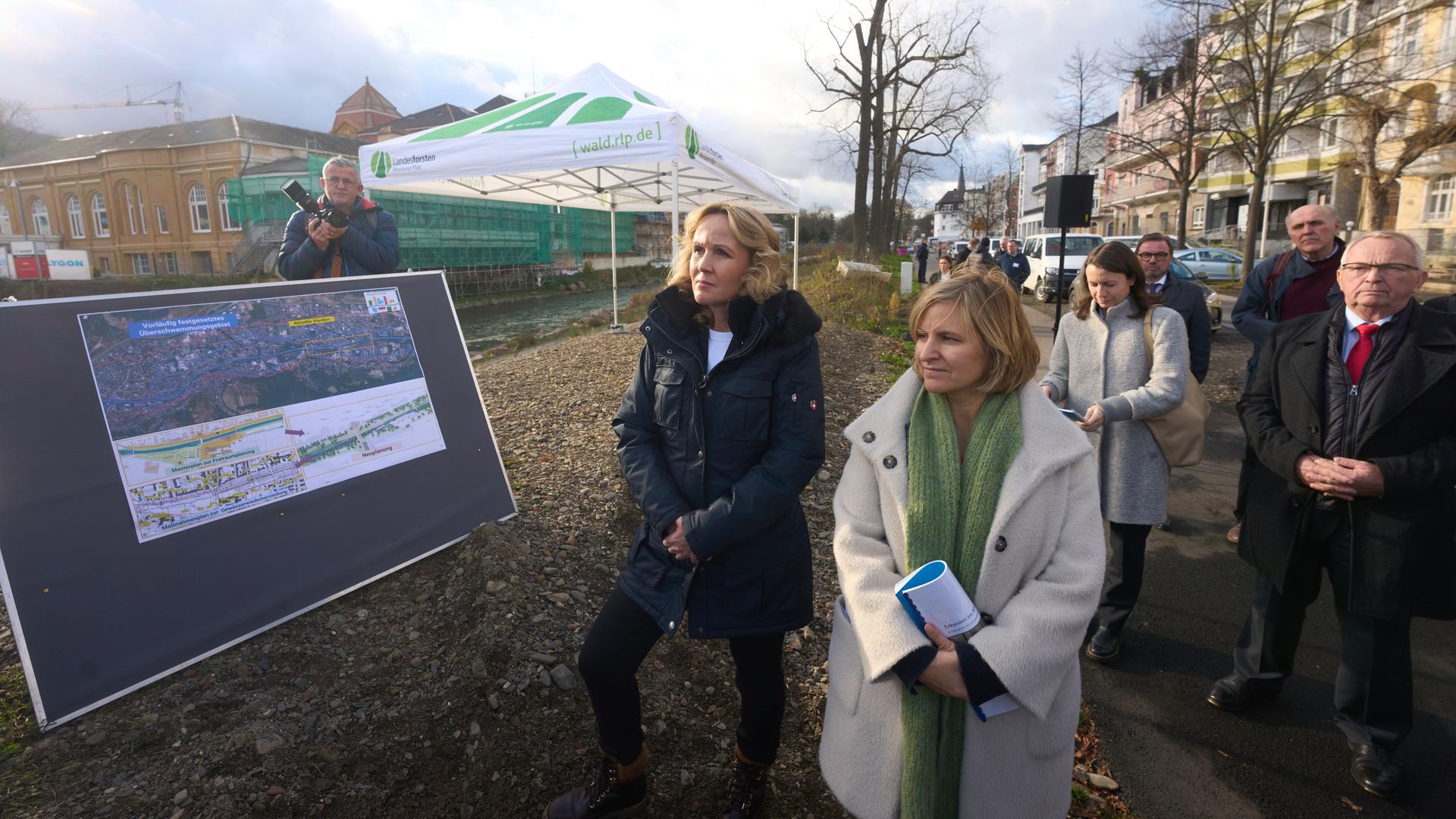 Bundesumweltministerin Steffi Lemke (l) steht bei einer Exkursion im Rahmen der Umweltministerkonferenz an der Ahr neben der rheinland-pfälzischen Umweltministerin Katrin Eder (r).