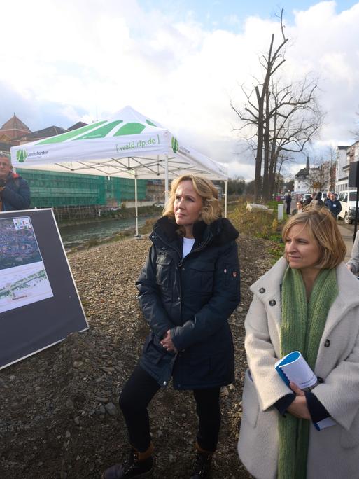 Bundesumweltministerin Steffi Lemke (l) steht bei einer Exkursion im Rahmen der Umweltministerkonferenz an der Ahr neben der rheinland-pfälzischen Umweltministerin Katrin Eder (r).