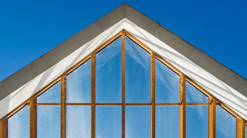 Ist Holz als Baustoff eine Alternative zu Beton? Zu sehen: Ansicht eines nicht fertigen Dachfensters aus Holz.