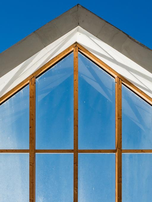 Ist Holz als Baustoff eine Alternative zu Beton? Zu sehen: Ansicht eines nicht fertigen Dachfensters aus Holz.