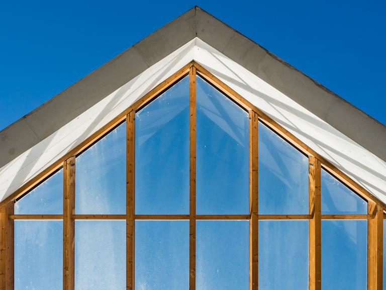 Ist Holz als Baustoff eine Alternative zu Beton? Zu sehen: Ansicht eines nicht fertigen Dachfensters aus Holz.