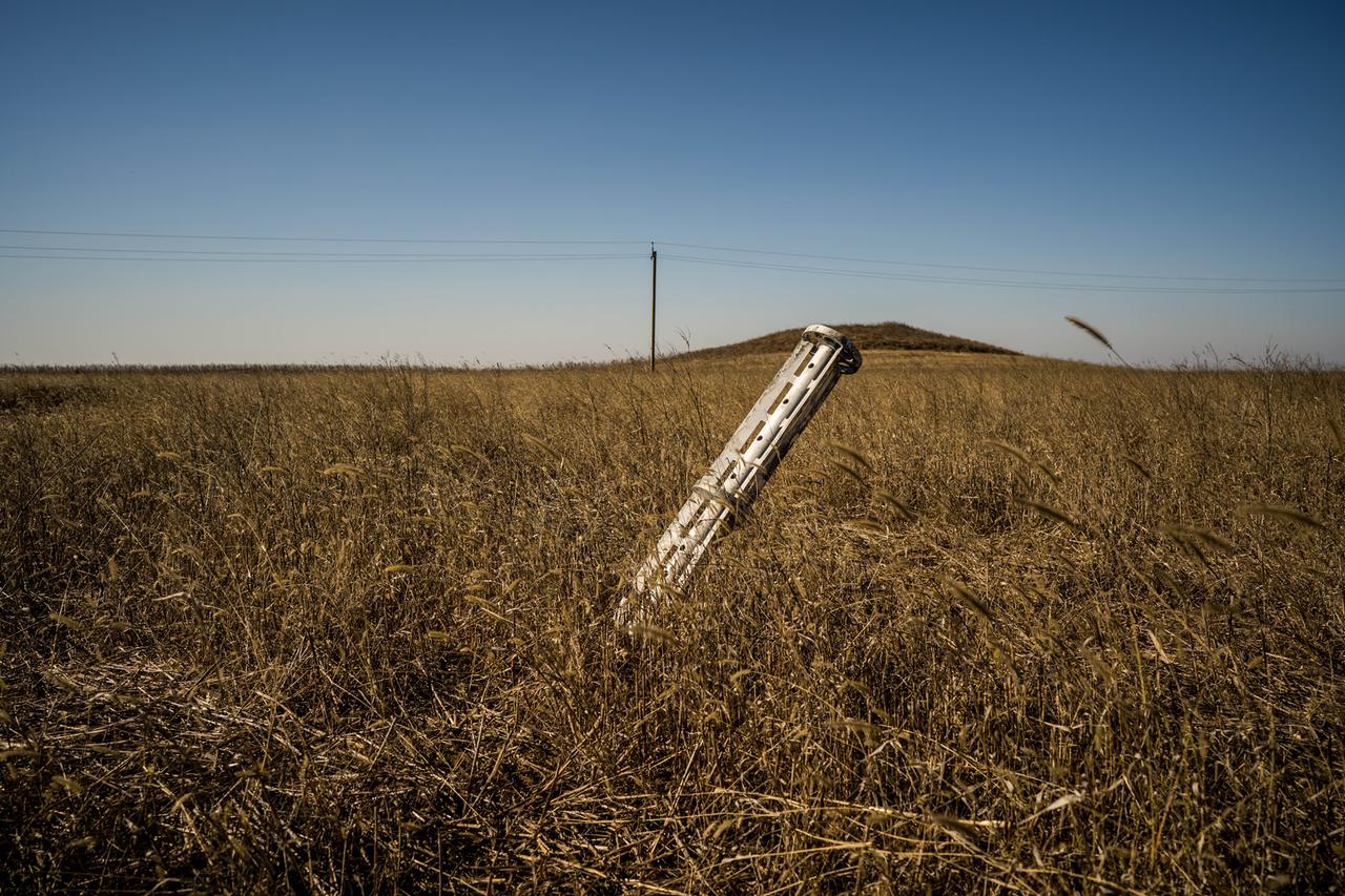 In einem Weizenfeld im ukrainischen Odessa steckt eine nicht explodierte Rakete