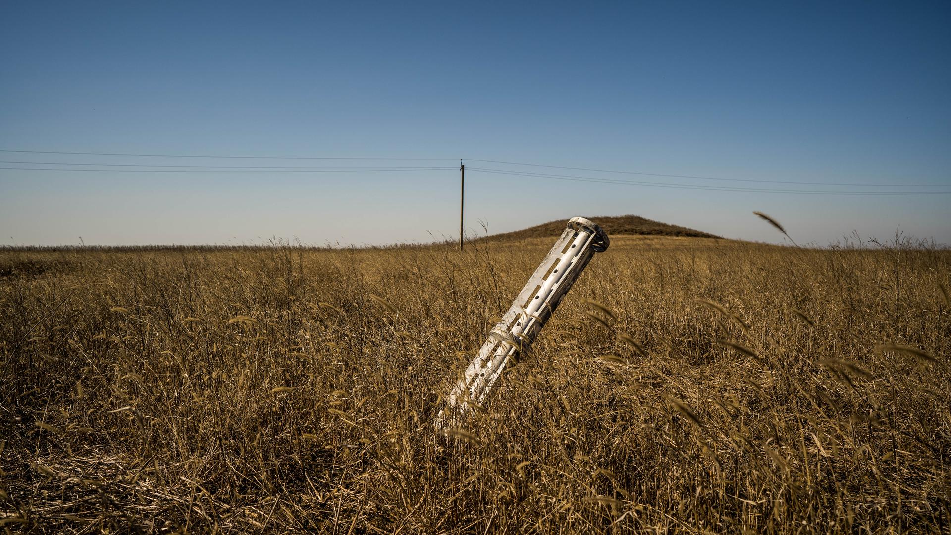 In einem Weizenfeld im ukrainischen Odessa steckt eine nicht explodierte Rakete