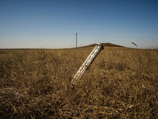 In einem Weizenfeld im ukrainischen Odessa steckt eine nicht explodierte Rakete