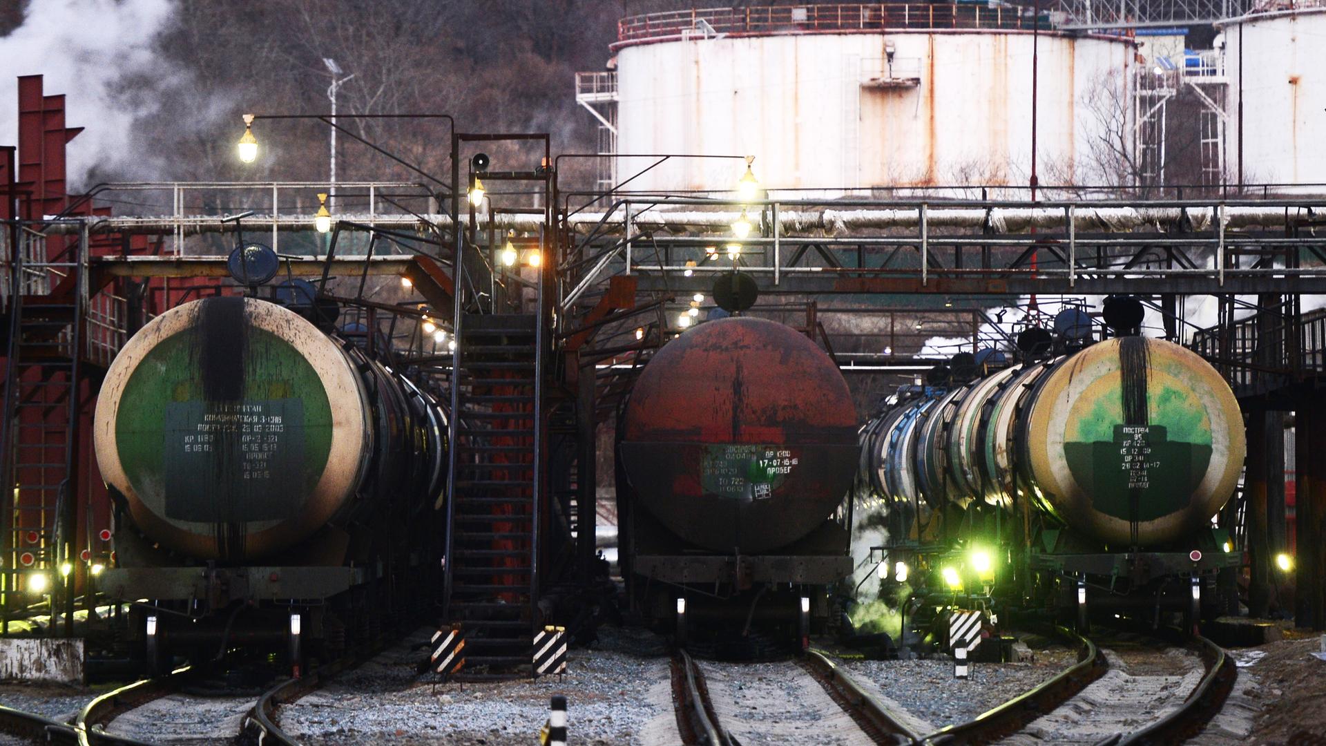 Kesselwagen auf Eisenbahnschienen im Hafen des russischen Ortes Slawjanka an der Pazifikküste.