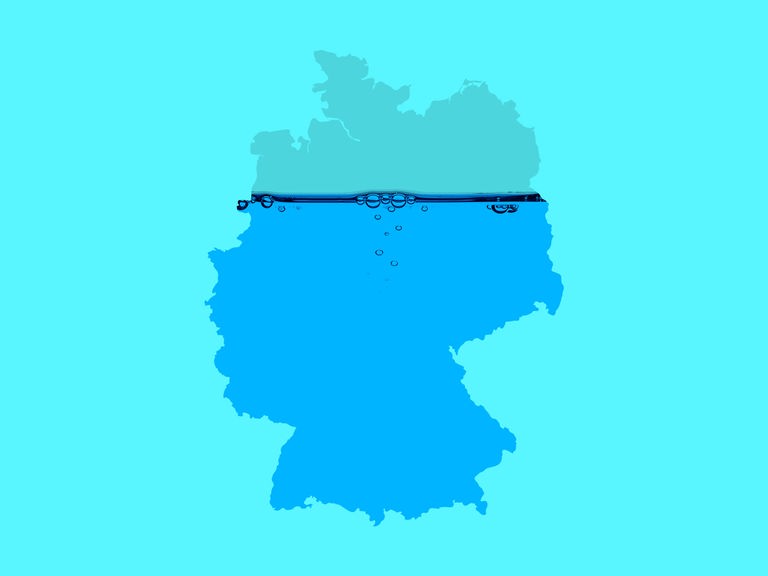 Das Cover zum Podcast "130 Liter - Streit um unser Trinkwasser" zeigt den Umriss von Deutschland, der wie ein Glas zu zwei Dritteln mit Wasser gefüllt ist.