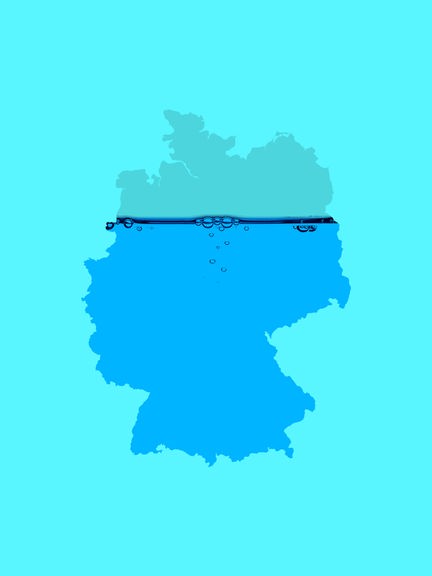 Das Cover zum Podcast "130 Liter - Streit um unser Trinkwasser" zeigt den Umriss von Deutschland, der wie ein Glas zu zwei Dritteln mit Wasser gefüllt ist.