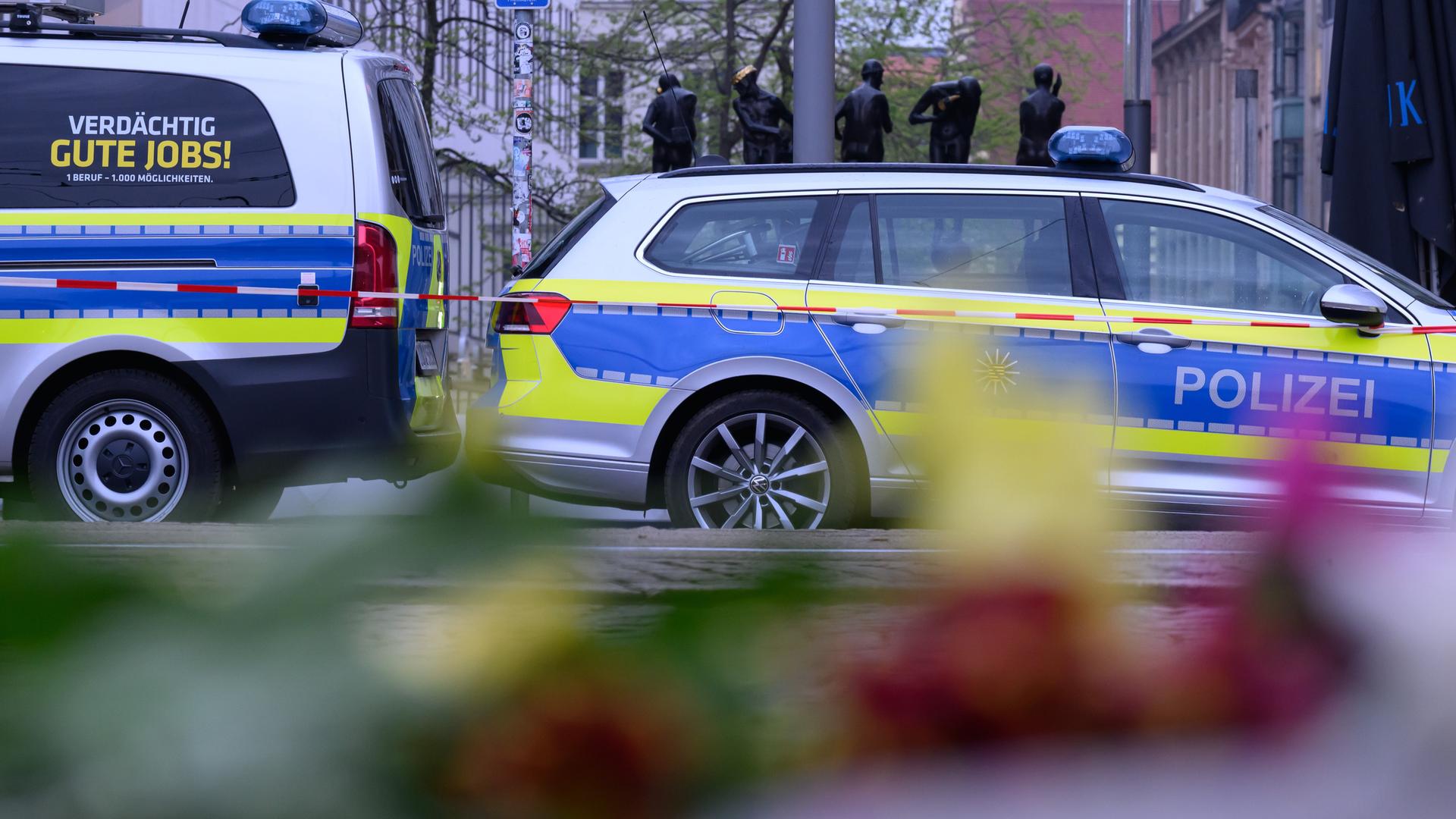 Nach der mutmaßlichen Amokfahrt in Leipzig mit zwei Todesopfern und drei Schwerverletzten sichert Polizei die Grimmaische Straße. 