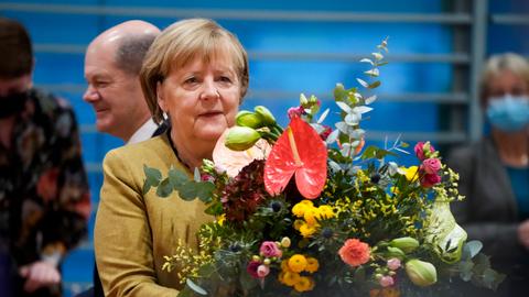 Bundeskanzlerin Angela Merkel mit einem Blumenstrauß. 