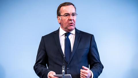 Berlin: Boris Pistorius, Verteidigungsminister, nimmt an der Pressekonferenz zur Entscheidung über die künftige Struktur der Bundeswehr teil.