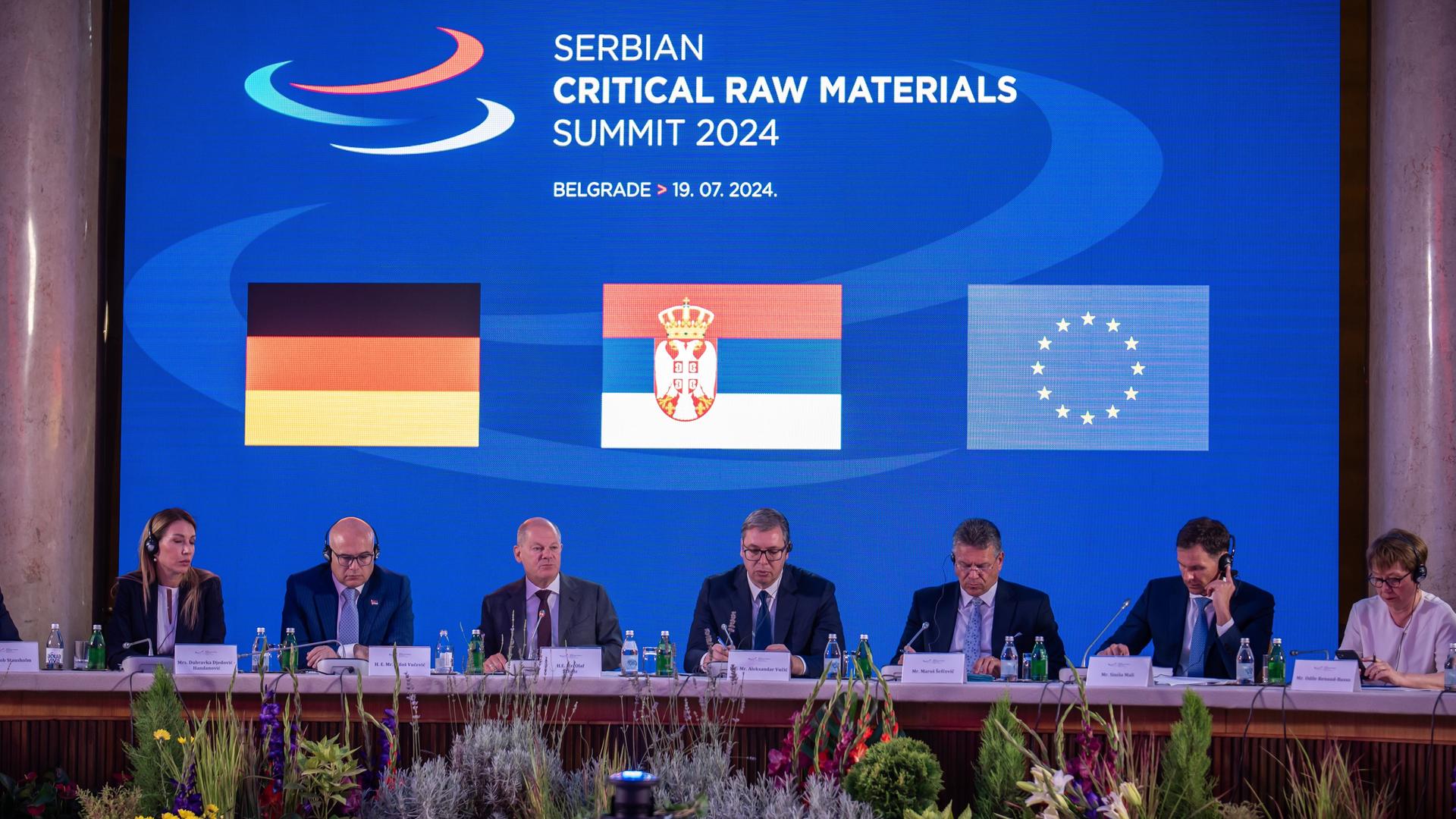 Bundeskanzler Olaf Scholz (3.vl,SPD), spricht neben Aleksandar Vucic, Präsident von Serbien bei einem Gipfeltreffen zu kritischen Rohstoffen.
