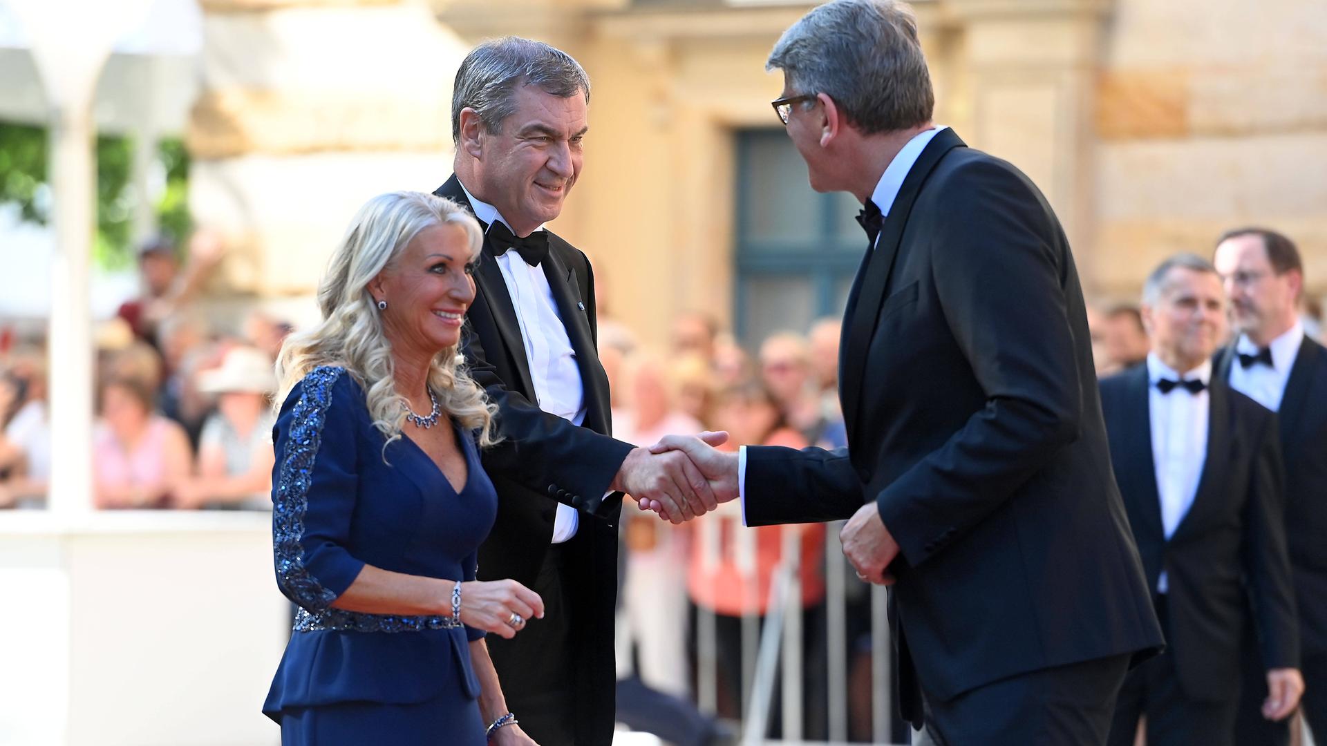 Der bayrische Ministerpraesident Markus Söder (mitte) mit seiner Frau Karin Baumüller-Söder und Kulturstaatsminister, Wolfram Weimer bei der Eröffnung der Bayreuther Richard Wagner Festspiele 2026 Der bayrische Ministerpraesident Markus Söder (mitte) mit seiner Frau Karin Baumüller-Söder und Kulturstaatsminister, Wolfram Weimer bei der Eröffnung der Bayreuther Richard Wagner Festspiele 2026