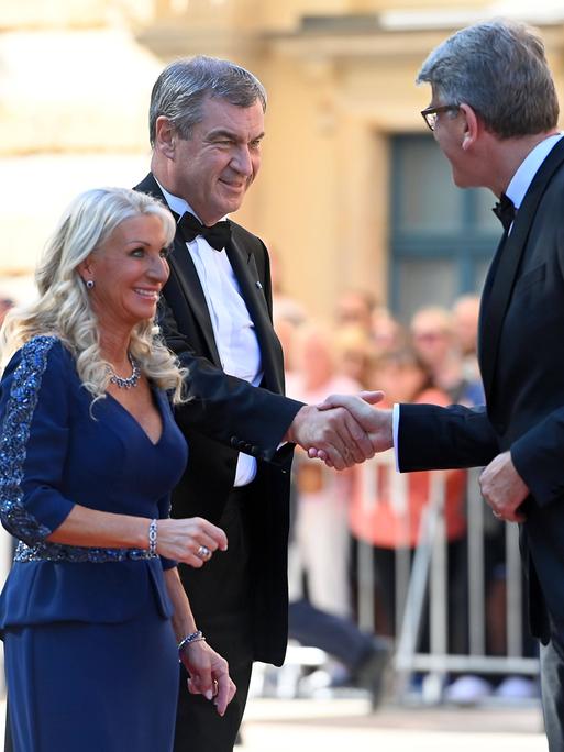 Der bayrische Ministerpraesident Markus Söder (mitte) mit seiner Frau Karin Baumüller-Söder und Kulturstaatsminister, Wolfram Weimer bei der Eröffnung der Bayreuther Richard Wagner Festspiele 2026 