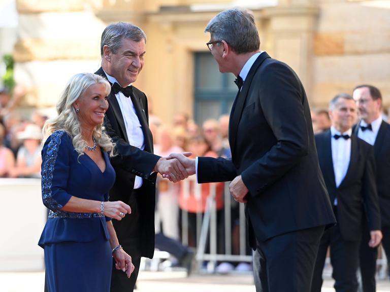 Der bayrische Ministerpraesident Markus Söder (mitte) mit seiner Frau Karin Baumüller-Söder und Kulturstaatsminister, Wolfram Weimer bei der Eröffnung der Bayreuther Richard Wagner Festspiele 2026 
