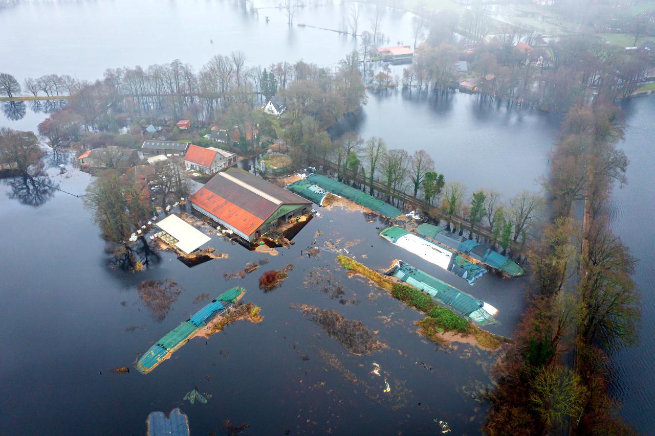 Ein Bauernhof im Bremer Stadtteil Timmersloh steht im Januar 2024 unter Wasser. Eben solche Hochwasserereignisse werden durch den fortschreitenden Klimawandel zunehmend wahrscheinlicher.