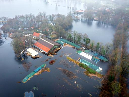 Ein Bauernhof im Bremer Stadtteil Timmersloh steht im Januar 2024 unter Wasser. Eben solche Hochwasserereignisse werden durch den fortschreitenden Klimawandel zunehmend wahrscheinlicher.